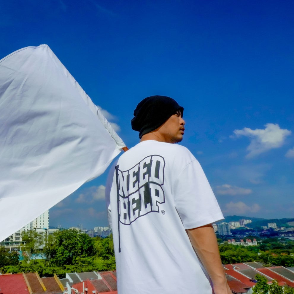 「I NEED HELP」黑白旗精神主題白色 TEE｜NW「I NEED HELP」Black & White Flag Spirit-Themed WHITE TEE