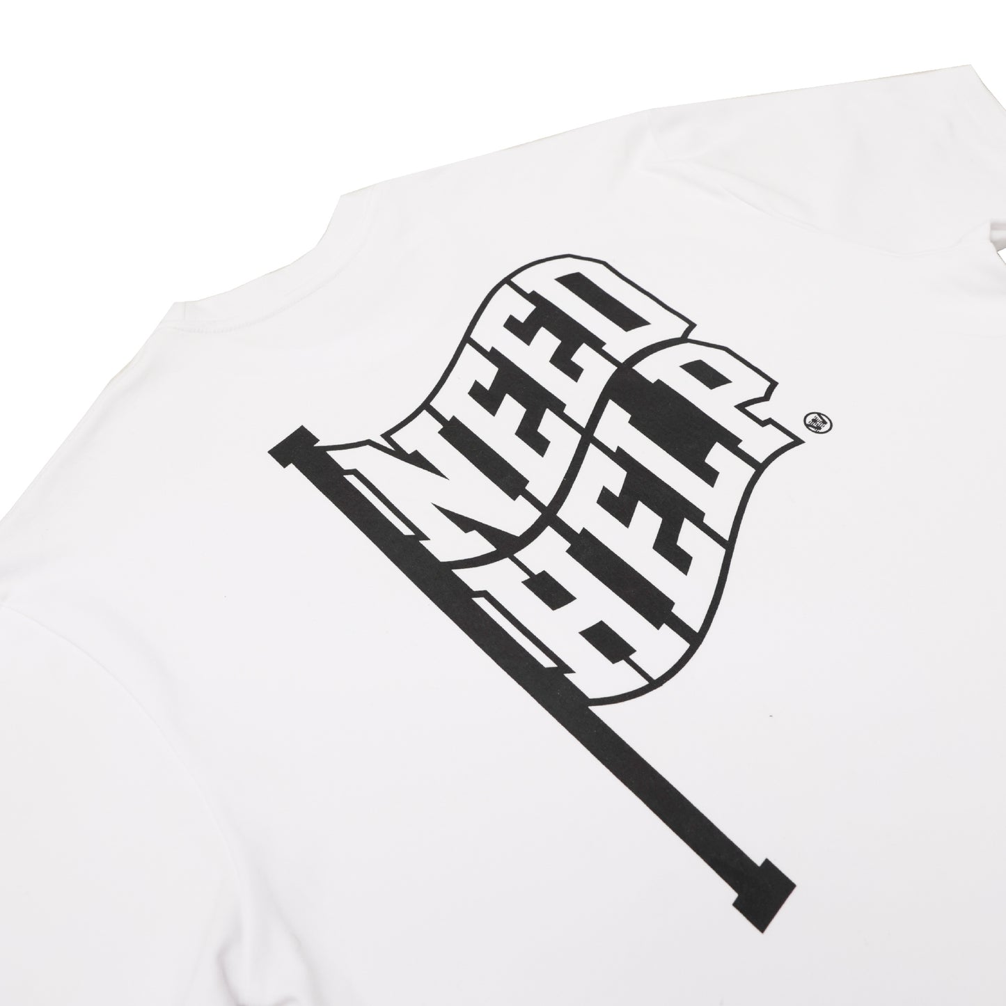 「I NEED HELP」黑白旗精神主題白色 TEE｜NW「I NEED HELP」Black & White Flag Spirit-Themed WHITE TEE