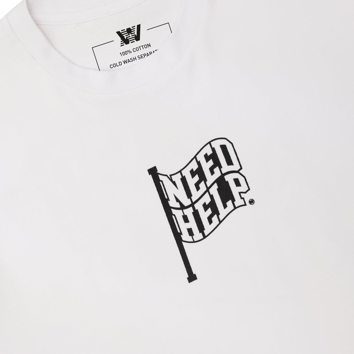 「I NEED HELP」黑白旗精神主題白色 TEE｜NW「I NEED HELP」Black & White Flag Spirit-Themed WHITE TEE