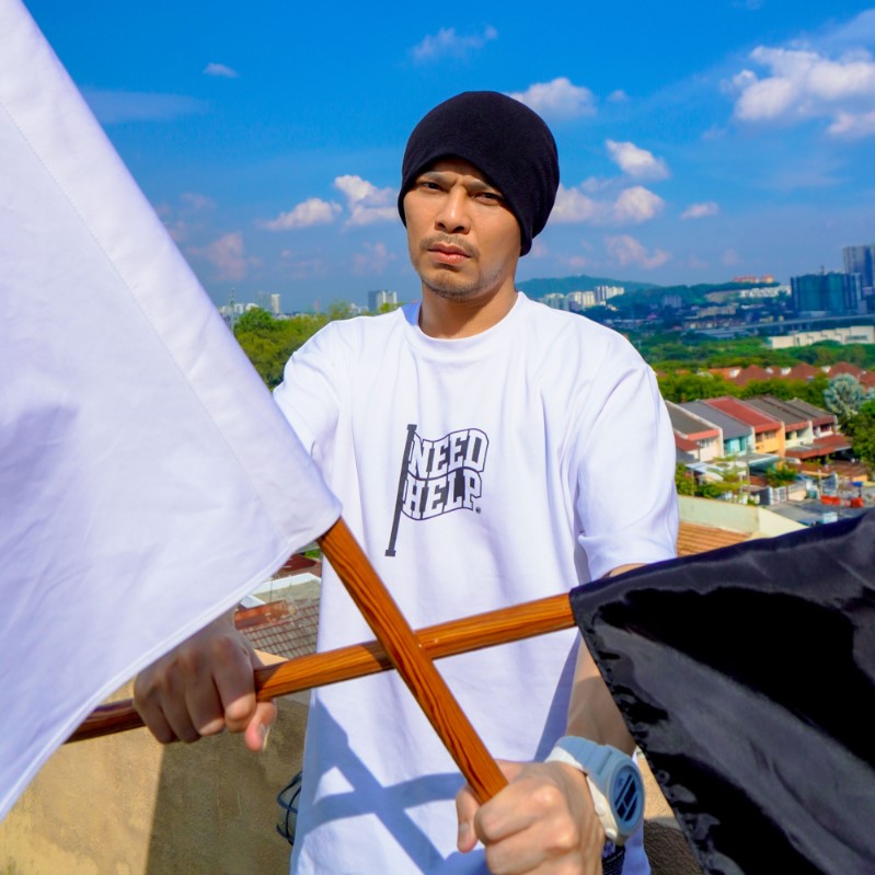 「I NEED HELP」黑白旗精神主題白色 TEE｜NW「I NEED HELP」Black & White Flag Spirit-Themed WHITE TEE